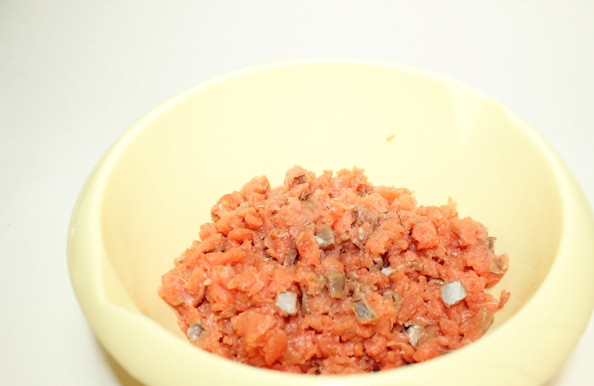 1. Этап. Рыбные котлеты из горбуши: Промываем филе горбуши и очищаем его от костей, затем нарезаем очень мелко.