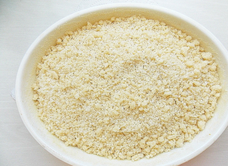 1. Этап. Пирог с кокосовым штрейзелем: Форму 24*18 смажьте маслом и обсыпьте манной крупой. Положите тесто, разровняйте и уложите сверху штрейзель ровным слоем.