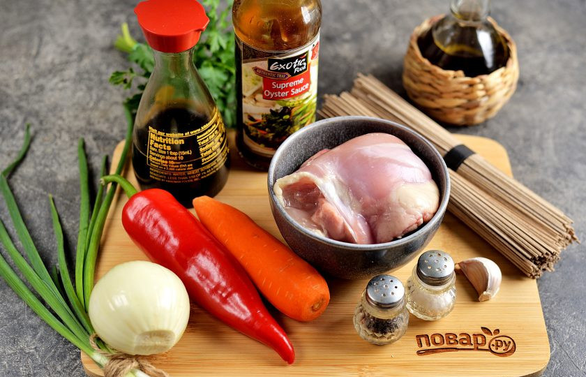 1. Этап. Лапша по-корейски с курицей: Подготовьте все необходимые ингредиенты. Лук, морковь и чеснок почистите, промойте с курицей и сладким перцем под проточной водой.