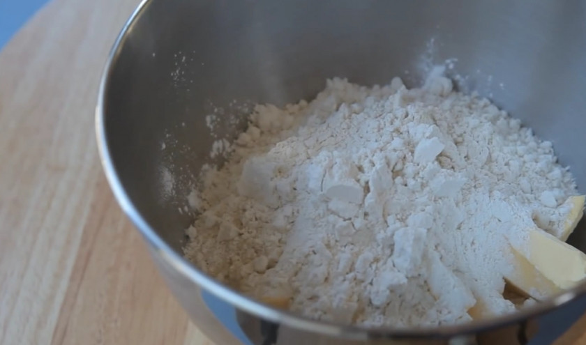 1. Этап. Печенье Тающий момент: 2. В масло комнатной температуры добавьте сахарную пудру, крахмал, муку и ванилин. Хорошо все перемешайте миксером.