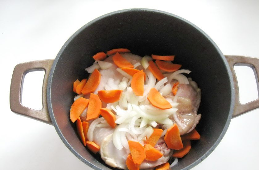 1. Этап. Домляма с курицей: Морковь и лук нарежьте произвольно. У меня лук полукольцами, а морковь кружками. Добавьте в казан. Посолите, добавьте лавровый лист, базилик сушеный.