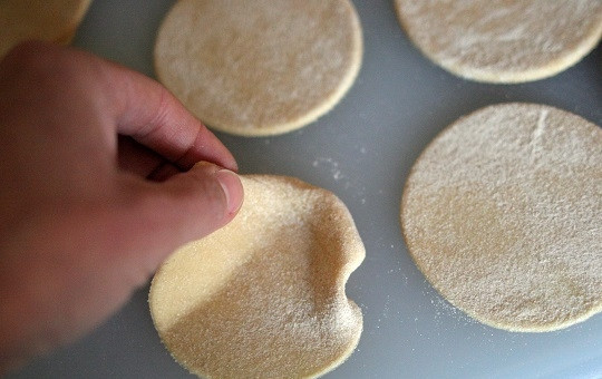 1. Этап. Тесто для ватрушек без дрожжей: 4. Руками аккуратно сформируйте бортики.