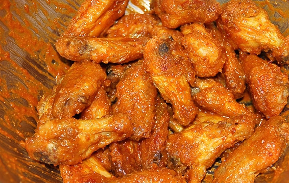 1. Этап. Острые крылья: 5. Готовые крылья перекладываем в миску, заливаем соусом и перемешиваем. Отправляем в духовку еще на 5-7 минут для образования глянцевой корочки. Готовые крылышки подаем горячими как закуску к пиву, приятного аппетита!