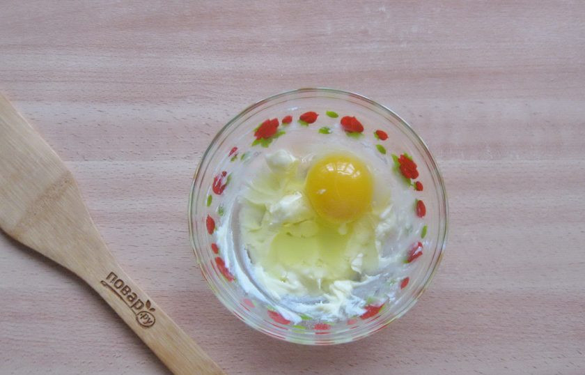 1. Этап. Печенье с зефиром: Добавьте яйцо и взбейте с маслом и сахарной пудрой.