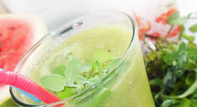 1. Этап. Зеленый коктейль с лимоном: Бросьте в стакан веточку мяту, сверху засыпьте колотый лед. Влейте сироп из лимона и киви, затем сок из мяты и тархуна. И наконец - минералка. Аккуратно перемешайте коктейль трубочкой и подавайте к столу!
