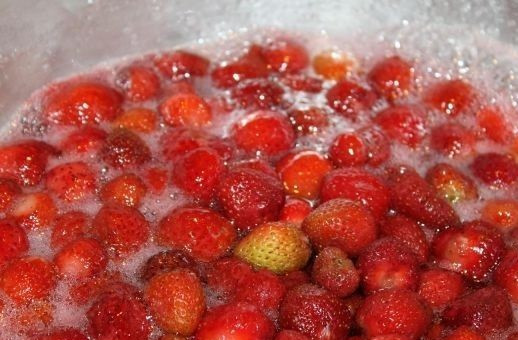 1. Этап. Варенье из клубники без закатки: 7. Выложите в кастрюлю ягоды. Огонь при этом не уменьшайте.