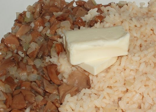 1. Этап. Вешенки с рисом: 9. Когда грибы готовы, добавьте на сковороду отваренный рис и немного сливочного масла. Аккуратно перемешайте, снимите с огня и дайте настояться минут 5-10 перед подачей. Приятного аппетита!