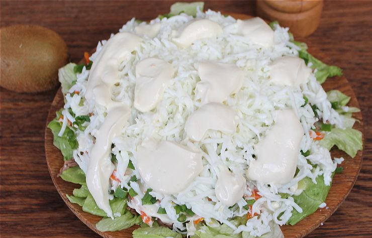 1. Этап. Салат с говядиной и киви: Вареные яйца разделяем на желтки и белки. Белок натираем на терке и высыпаем на салат. Добавляем заправку.