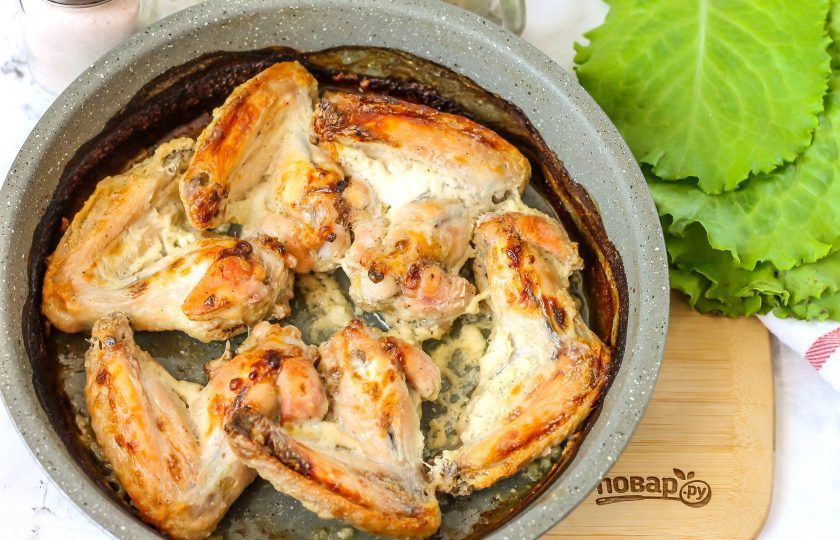 1. Этап. Крылышки в кефире в духовке: Аккуратно извлеките форму из духовки и дайте блюду слегка остыть.