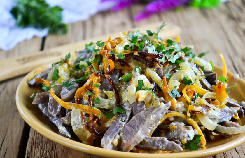 1. Этап. Салат из сердца с морковью и луком: Салат готов к подаче. Приятного аппетита!