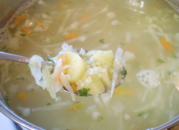 1. Этап. Диетические щи из свежей капусты: 9. Добавляем зелень, провариваем еще 2 минуты и выключаем суп. Диетические щи из свежей капустой готовы. Подать можно со вчерашним хлебом или белыми сухариками. Приятного!