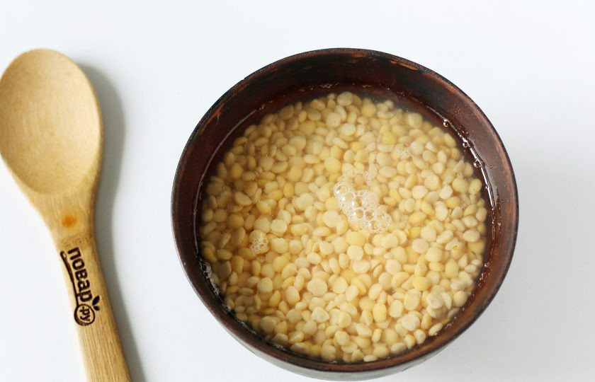 1. Этап. Гороховый суп с карри: Горох хорошо промойте, залейте водой и оставьте на несколько часов для набухания.