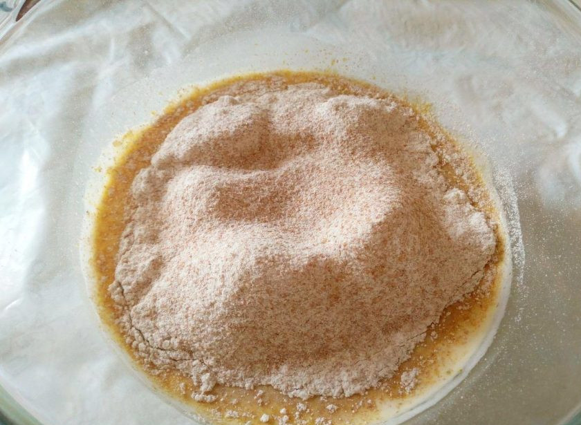 1. Этап. Сдобные булочки, прослоенные штрейзельной крошкой: Добавьте в жидкую смесь соль и просеянную цельнозерновую муку, перемешайте.