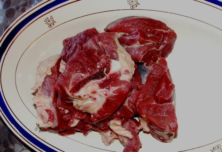 1. Этап. Шулюм из баранины на костре: Для начала мы хорошенько промываем мясо под проточной водой и нарезаем его на довольно крупные куски.