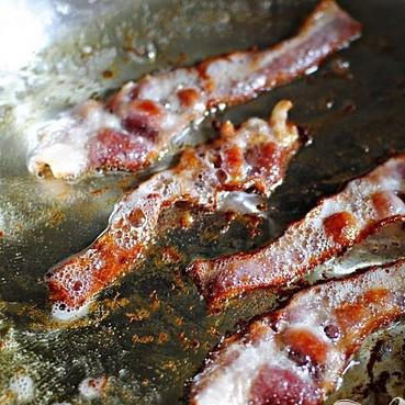 1. Этап. Картофель с беконом: 1. Разогреть большую сковороду на среднем огне. Добавить полоски бекона и жарить до готовности, пока бекон не станет коричневого цвета. Слить весь жир со сковороды, оставив 2 столовые ложки жира. Бекон остудить и нарезать.