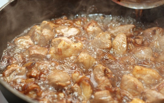 1. Этап. Плов на сковороде: Обжариваем мясо на большом огне, пока оно не приобретет коричневую корочку со всех сторон.