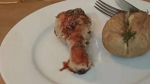 1. Этап. Курица с имбирём, орегано и медом: Разложите куриные ножки ножки по блюдам. Полейте соусом. Приятного аппетита!