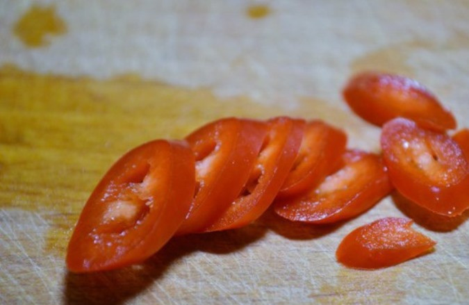 1. Этап. Харчо из баранины в мультиварке: Острый перец порежьте тонкими кольцами.