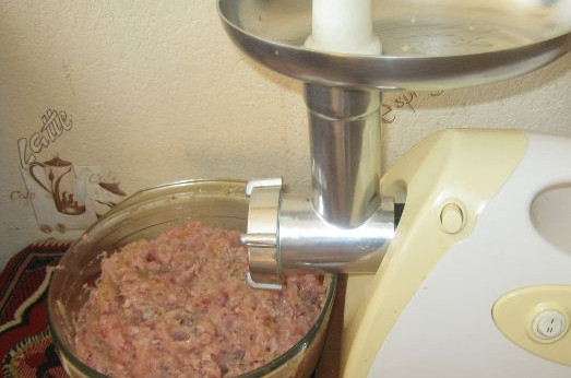 1. Этап. Сочные рыбные котлеты: Рыбное филе пропускаем вместе с хлебной массой и овощами через мясорубку. Добавляем в фарш яйца, солим и перчим. Вымешиваем как следует.