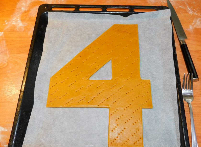 1. Этап. Медовый открытый торт Цифра: Наколите тесто вилкой и выпекайте при 180С минут 5-7. Коржи готовятся очень быстро. Готовые коржи остудите.