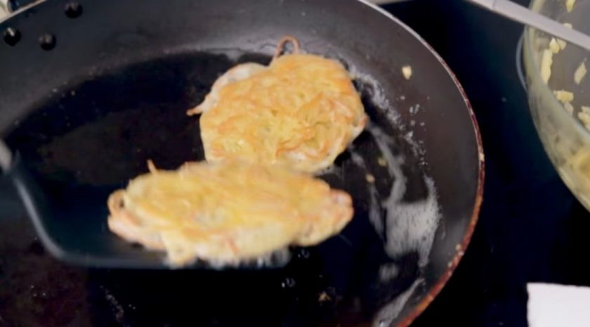 1. Этап. Чипсы из спагетти: 3. Далее на разогретом подсолнечном масле аккуратно сформируйте тонкие чипсы (можно с помощью вилки) и обжарьте их с обеих сторон до золотистой корочки. Подавайте горячими. Приятного аппетита!