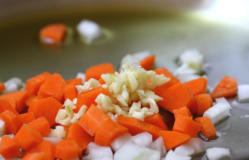 1. Этап. Соус томатный: 3. Всыпьте в сковороду почищенный и измельченный чеснок. Жарьте еще в течение минуты.