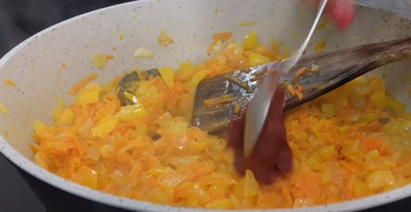 1. Этап. Икра из свеклы просто и недорого: 4. Добавьте нарезанный сладкий перец и готовьте на среднем огне до готовности. Добавьте томатную пасту, посолите и поперчите по вкусу.