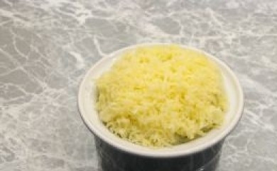 1. Этап. Картофельное суфле: 5. Сыр натрите на мелкой терке и посыпьте им пюре в формах. Следите, чтобы сыр не попал на свободные края формы, а то он может пригореть во время приготовления.