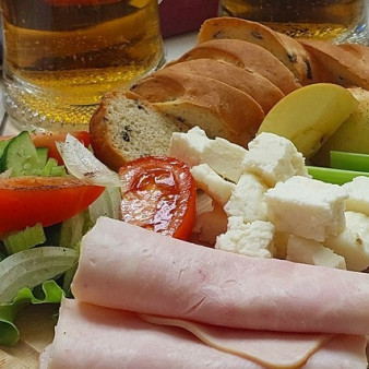 Салатная тарелка с ветчиной