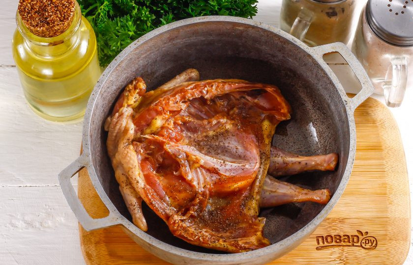 1. Этап. Перепелка с чечевицей: Прогрейте в казане или в сковороде с высокими бортиками растительное масло и выложите в него перепела кожей вниз. Обжарьте до румяности примерно 3-5 минут, затем переверните и обжарьте еще 3-5 минут с другой стороны.