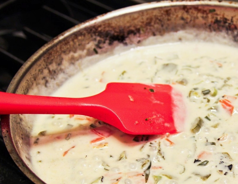 1. Этап. Сливочный соус к рыбе: Жарьте овощи пару минут, затем добавьте вино и выпарите его почти полностью. Добавьте сливки и вскипятите.