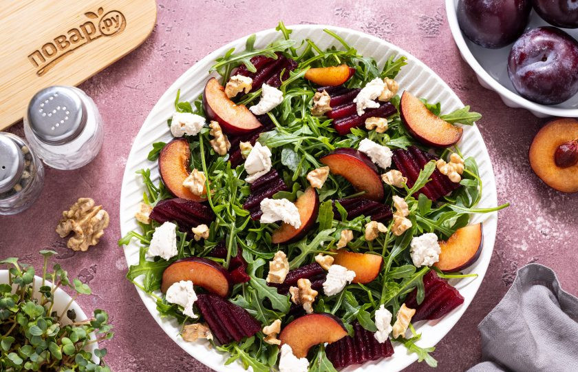 1. Этап. Салат со сливами и свеклой: Добавьте мягкий сыр в миску.