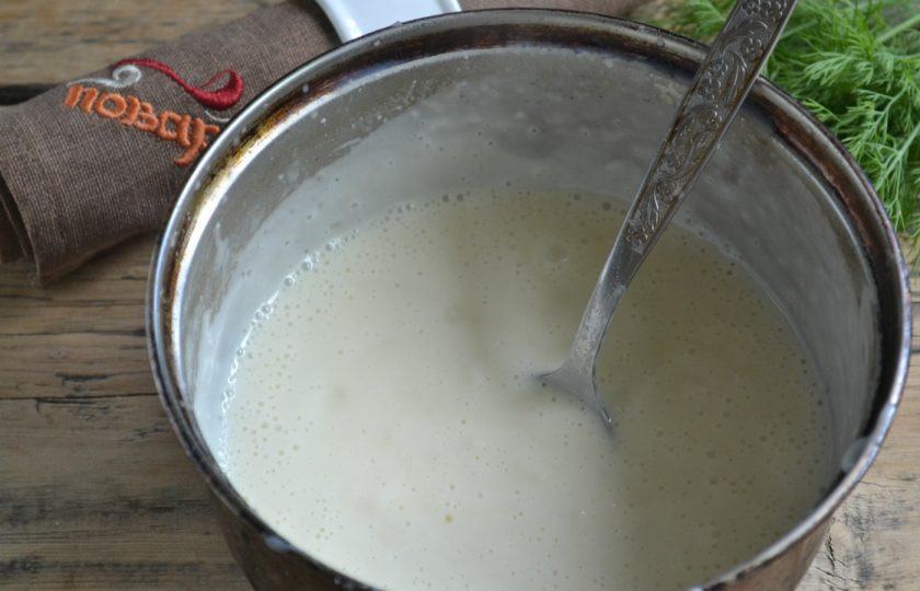 1. Этап. Лазанья классическая: Приготовьте соус «Бешамель». В небольшой кастрюльке растопите сливочное масло, добавьте муку и хорошенько перемешайте, затем влейте молоко, добавьте соль и щепотку мускатного ореха. Варите, помешивая, до загустения. По консистенции соус должен быть похожим на сметану.