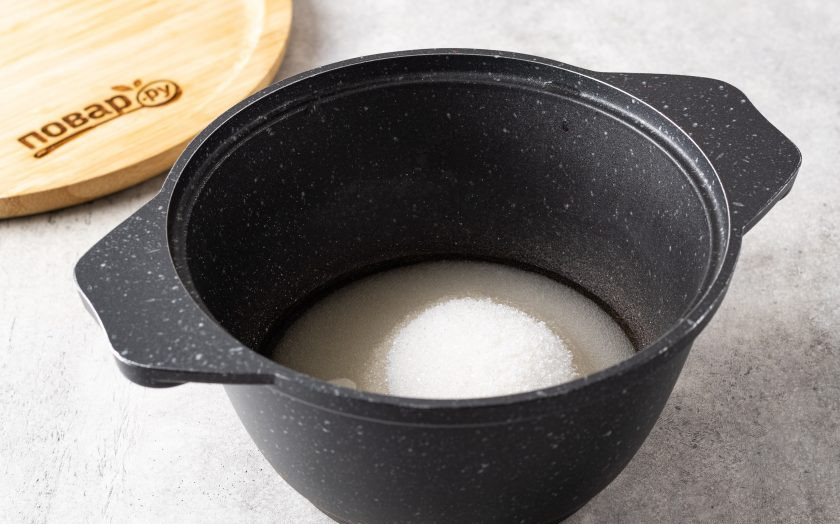 1. Этап. Варенье из красной сливы с косточками: Вскипятите воду с сахаром, проварите сироп 3 минуты.