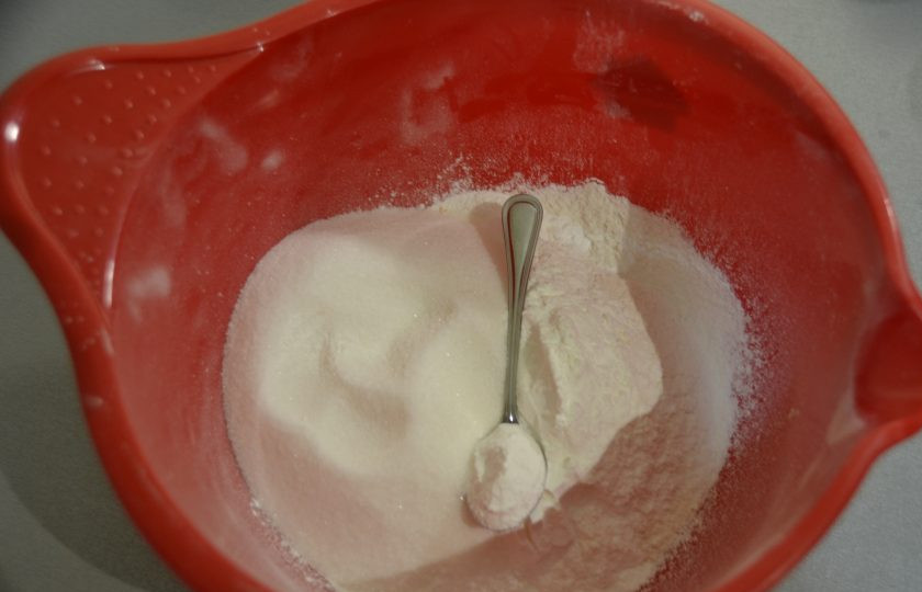 1. Этап. Кексы из кокосовой муки: Добавьте разрыхлитель для теста.