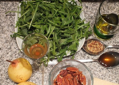 1. Этап. Салат с сыром Пармезан: Вот все продукты, которые нам понадобятся для приготовления салата. Делаем две большие порции.