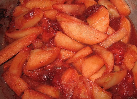 1. Этап. Дрожжевой пирог с ягодно-фруктовой начинкой: 2. Чтобы сделать нереально вкусную начинку, растопите на сковороде сливочное масло и добавьте коричневый (можно обычный) сахар. Яблоко очистите и нарежьте тонкими дольками. Обжарьте 5-6 минут. После добавьте нарезанную клубнику и щепотку корицы. Перемешайте и снимите с огня. Все, начинка готова.