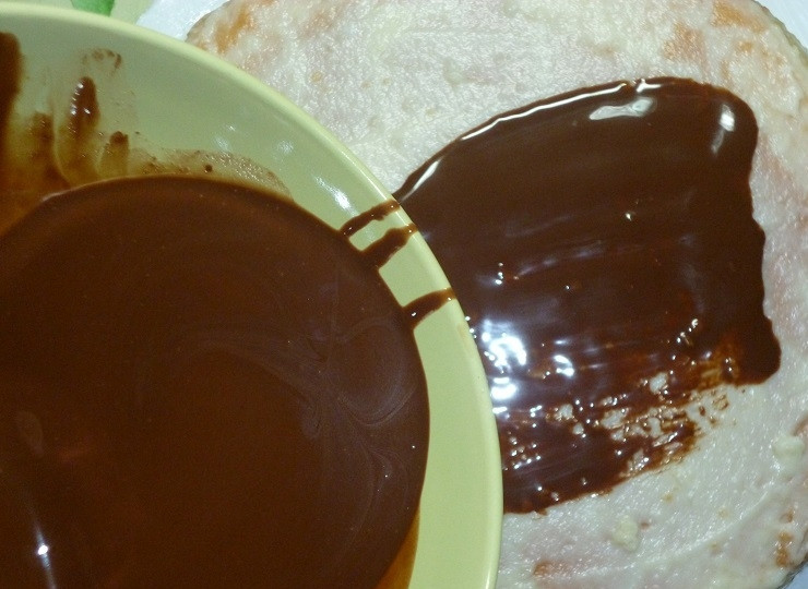 1. Этап. Торт Чародейка по ГОСТу: Покройте выпечку глазурью, аккуратно разровняв её.