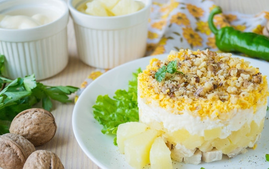 1. Этап. Салат Дамский каприз с курицей: Убираем кольцо и украшаем салат по своему желанию.