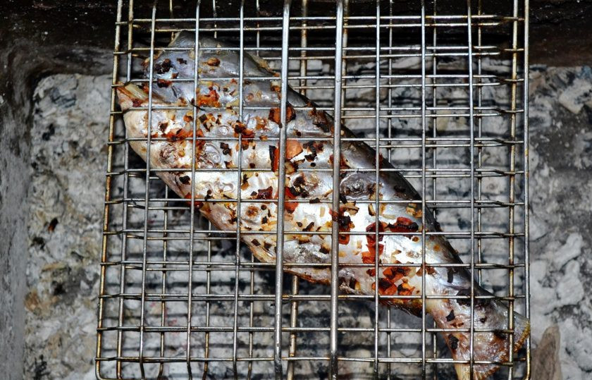 1. Этап. Форель под маринадом: Жарьте при средней температуре углей до готовности.