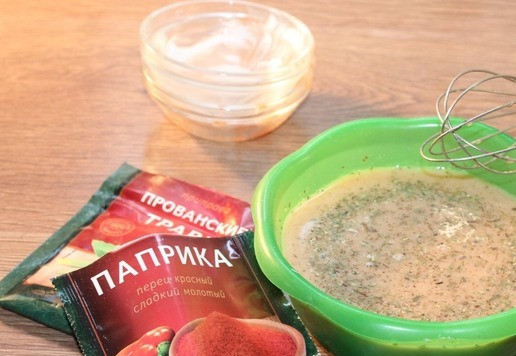 1. Этап. Поджарка с подливкой и лапшой: 8. Смешайте в отдельной емкости томатную пасту и сметану. Добавьте чеснок, приправу и молотую паприку. Разведите бульоном, чтобы получилась смесь однородной консистенции.