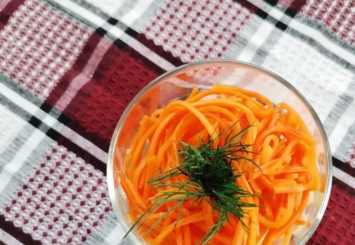 1. Этап. Салат Краски осени: И самый верхний слой - морковь по-корейски.