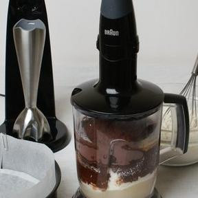 1. Этап. Шоколадное гато: Все проще простого. Абсолютно все ингредиенты, кроме мучной смеси (мука, разрыхлитель, соль и сода), выкладываем в чашу для блендера и взбиваем до однородности.