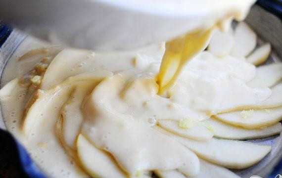 1. Этап. Грушевый клафути: 3. Взбить вместе муку, соль, яйца, сахар, молоко и ваниль до получения однородной массы. Вылить приготовленное тесто поверх груш в форме.