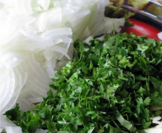 1. Этап. Мясо по-французски с баклажанами: Измельчите лук, чеснок и кинзу.