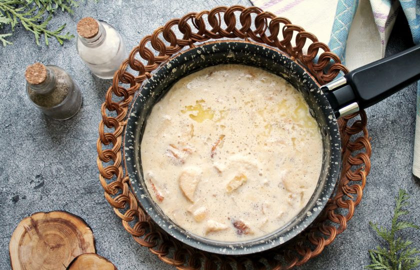 1. Этап. Медальоны с грибами: Влейте к грибам сливки, посолите и протушите еще 2-3 минуты.