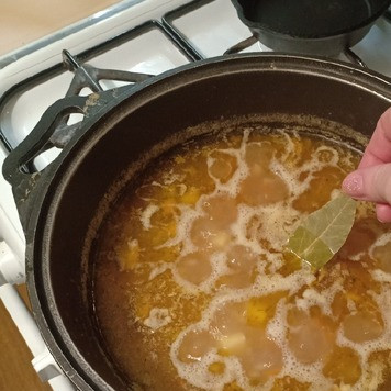 1. Этап. Щи суточные: За 5мин до готовности добавить в суп лавровый лист. Суп выключить и дать настояться минут 30, еще вкуснее он будет на следующий день.