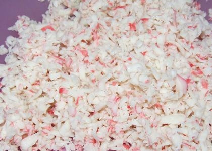 1. Этап. Крабовый салат без риса с огурцом: Точно также поступаем и с крабовыми палочками (либо крабовым мясом).