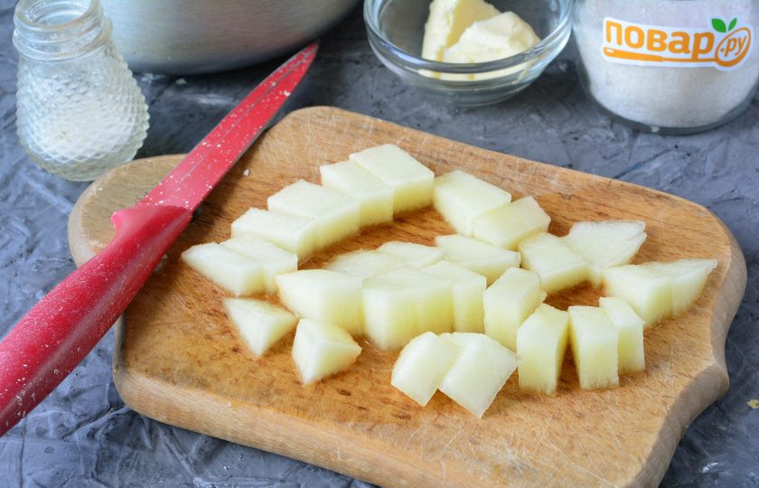 1. Этап. Овсяная каша с дыней: Дыню почистите и нарежьте средними кусочками.