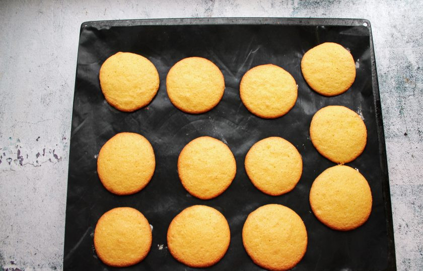 1. Этап. Бисквитное печенье Дед Мороз: Поставить противень в духовку и выпекайте при температуре 180 градусов в течение 12-15 минут. Готовое печенье достаньте и полностью остудите.